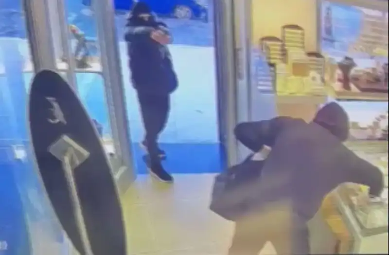 Ümraniye’deki Çarpıcı Soygun Girişimi: 5 Maskeli Şüpheli Silah Çekti
