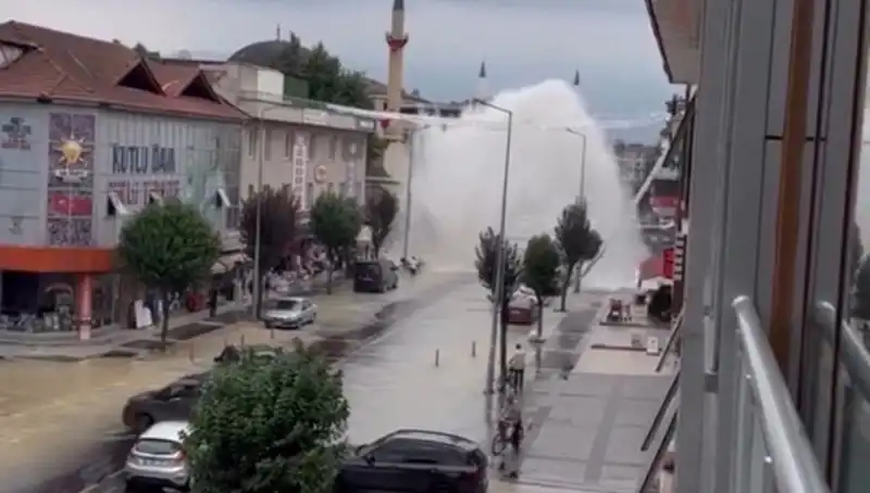 İçme Suyu Hattı Patladı: Şehirde Su Fıskırması Şok Etkisi Yarattı