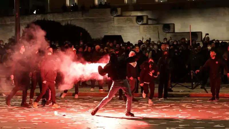 Yunanistan'da Gensoru Krizi: Atina Sokaklarında Gerginlik ve Protestolar