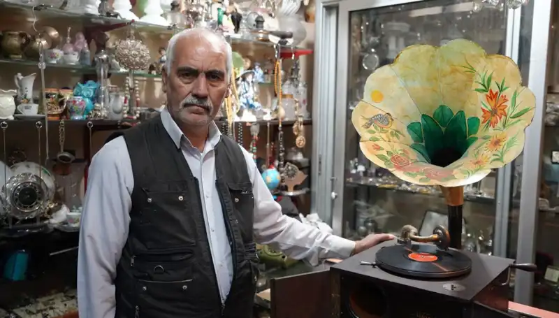 44 Yıldır Antikacılık Yapan Usta: Asırlık Gramofonlara Gözbebeği Gibi Bakıyor
