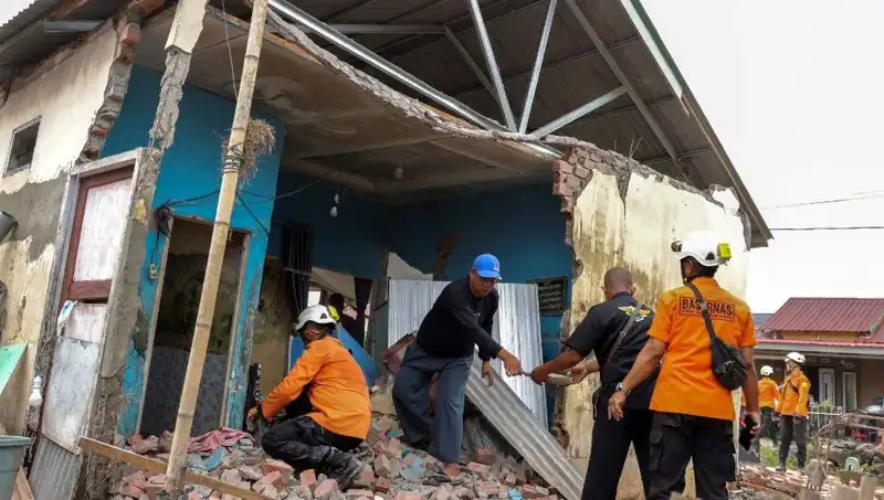 Endonezya'da Şok Eden Deprem: 5,7 Büyüklüğünde Sarsıntı, 8 Ev Yıkıldı!