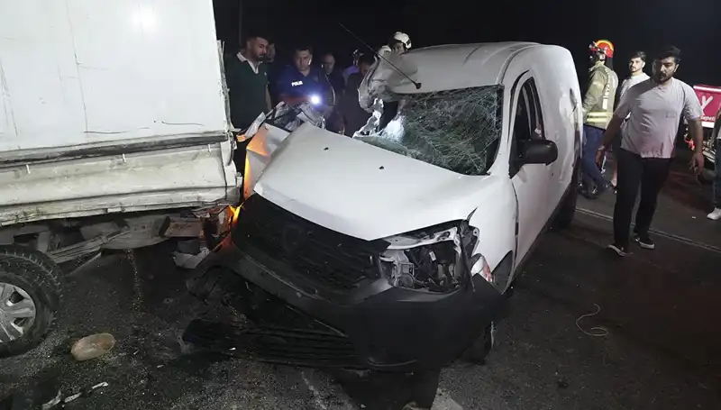 İstanbul'da Feci Kaza: İki Araç Çarpıştı, 3 Kişi Yaralandı