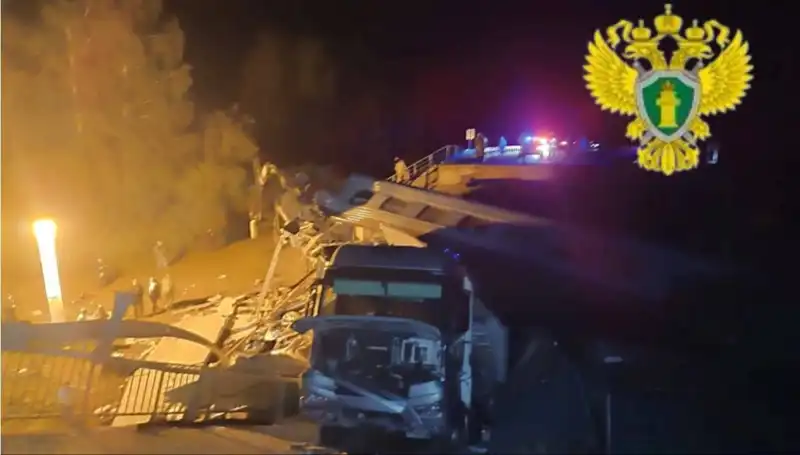 Rusya'da İki Köprü Çöküşü ve Raydan Çıkan Tren: 7 Can Kaybı