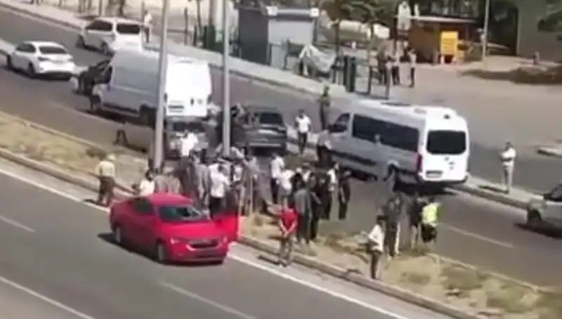 Yolun Karşısına Geçen Yayaya Otomobil Çarptı: Güvenlik Önlemleri Yetersiz mi?