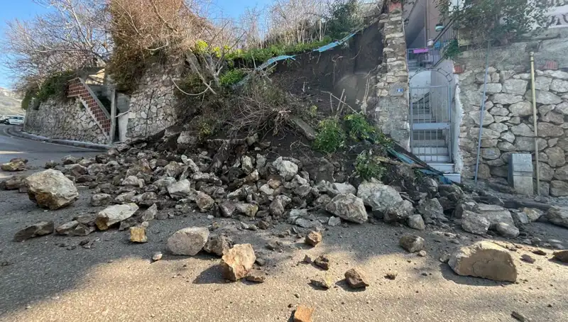 İstinat Duvarı Çökünce Yolda Trafik Kaosu: Detaylar Ortaya Çıktı