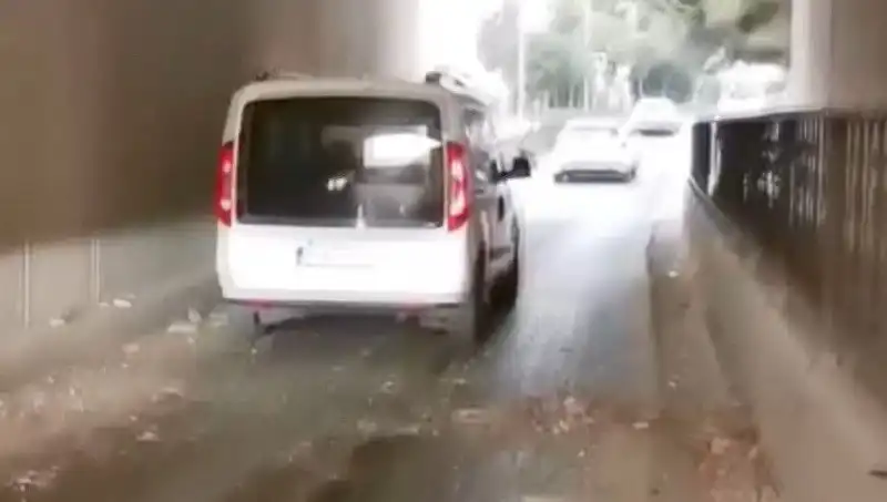 Trafikte Gergin Anlar: Beton Parçaları Araçların Üzerine Düşünce Panik Başladı!