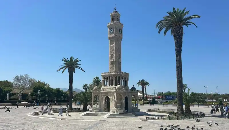 İzmir'de Sıcak Hava Dalgası: Meydanlar Boş, Hava 42 Dereceyi Buldu