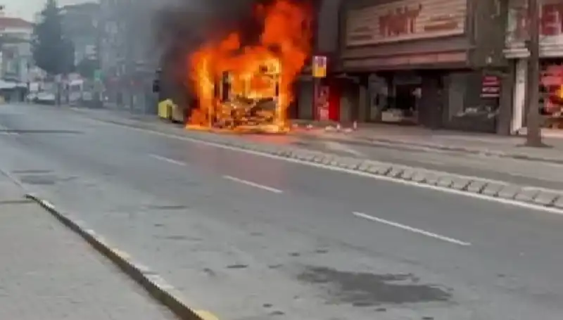 Ümraniye'de Korkunç Yangın: İtfaiye ve Halk Arasında Gerilim Anları
