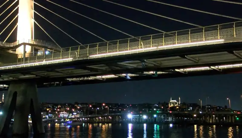 Metro Köprüsünden Denize Düşen Kişi İçin Kurtarma Çalışmaları Devam Ediyor