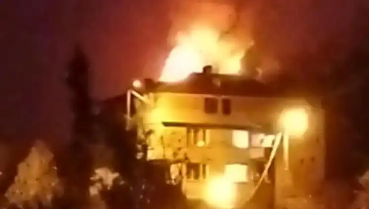 Çatıdaki Saman Yangını Mahalleliyi Sokağa Döküldü: Olayın Detayları!