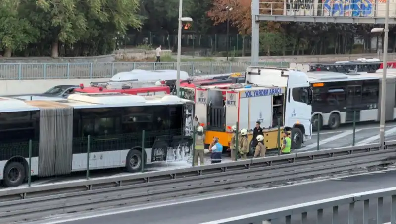 İstanbul Metrobüsü Korkunç Yangında Alev Alev Yandı: Trafik Felç Oldu!