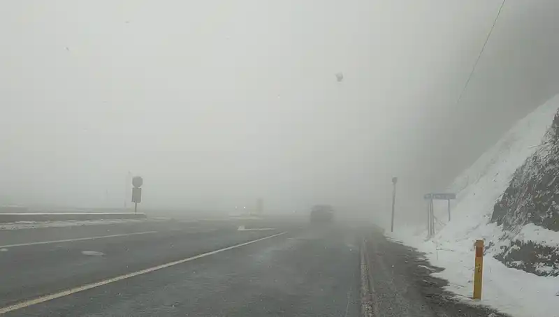 Bolu Dağı'nda Kar ve Sis, Ulaşımı Zorlaştırıyor: Tatilcilere Dikkat!