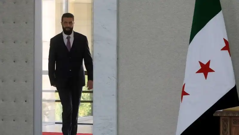Paris'te Şara-Macron Zirvesi: Fransa, Yeni Suriye'nin İnşası İçin Destek Veriyor!
