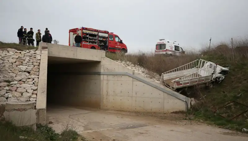 Kamyonet Alt Geçide Düştü: Hayatını Kaybeden Bir Kişi Var