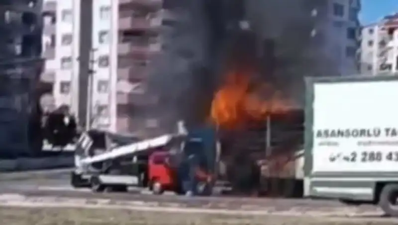 Alev Alev Yanan TIR, Küllerini Rüzgarda Savurdu!