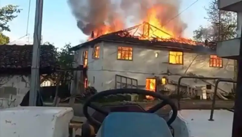 İki Katlı Evde Korkunç Yangın: Alevler Ortalığı Sararken Komşular Şoka Uğradı!