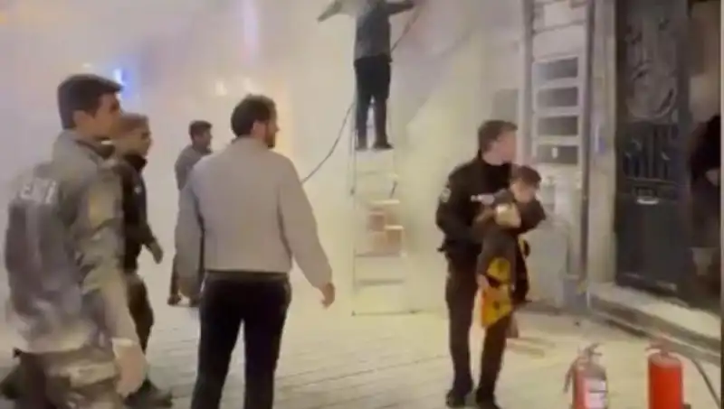 Beyoğlu'ndaki Büfe Yangınında Çocuk Kahramanlar Tarafından Kurtarıldı