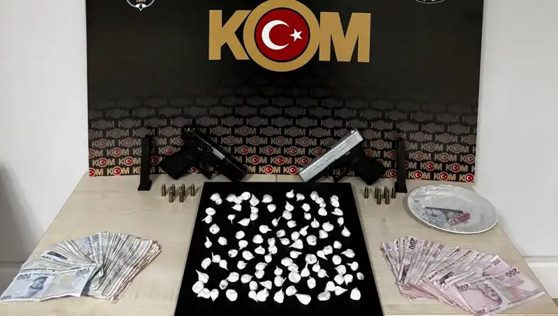 Çeşme'de Evde Silah Saldırısı: Olayın Ardındaki Gizem ve Gözaltılar