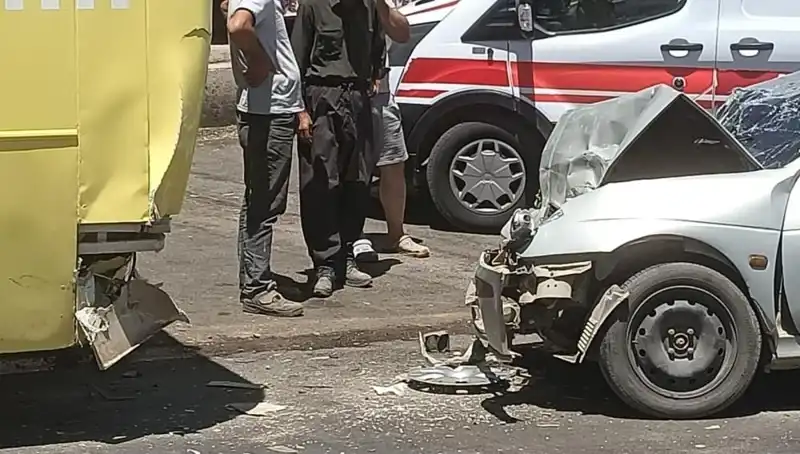 Halk Otobüsü ve Otomobil Çarpıştı: Olayda İki Kişi Yaralandı