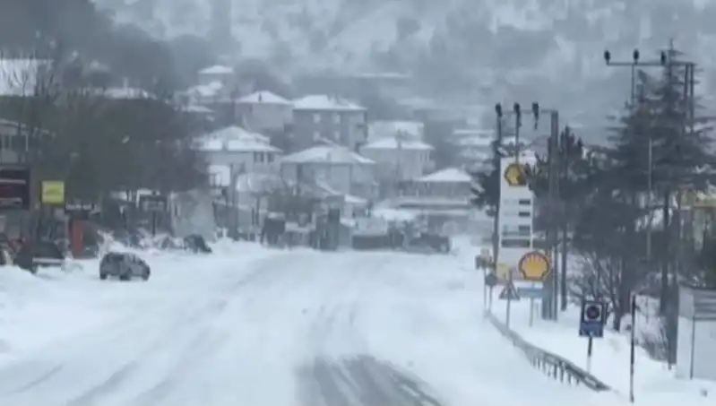 Sertavul Geçidi'nde Hava Koşulları Ulaşımı Tehdit Ediyor: Kar ve Sis Etkili