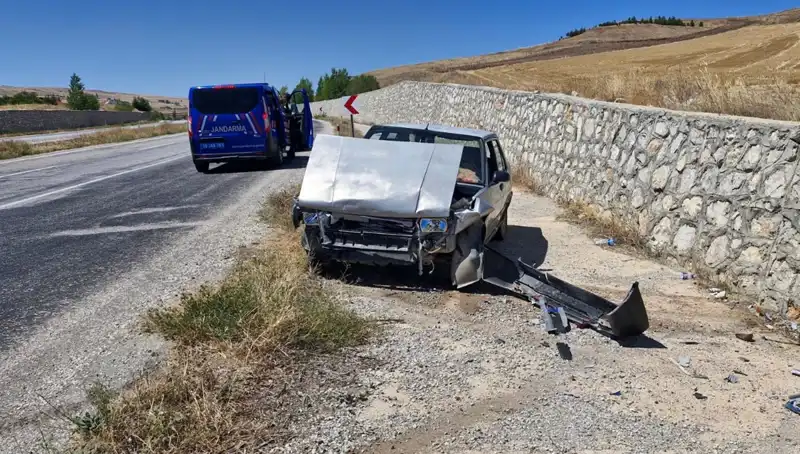Kontrolden Çıkan Otomobil Kaza Yaptı: İki Yaralı Hastaneye Kaldırıldı