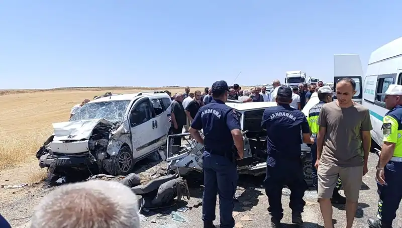 Otomobil ile Hafif Ticari Araç Çarpıştı: Korkunç Kaza 4 Can Aldı!