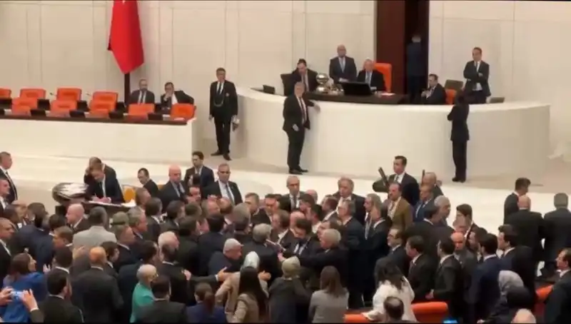 Mecliste Gergin Anlar: Emekli İkramiyesi Tartışmalarına Kavga Karıştı