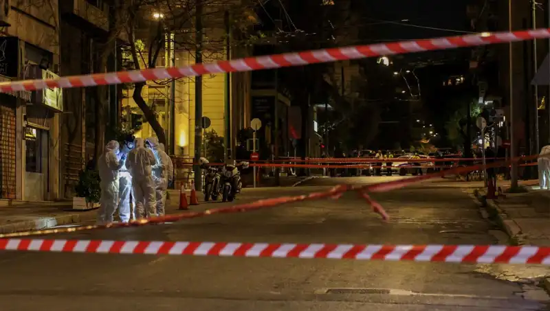 Atina'da Şüpheli Çantadan Korkutan Patlama: Olayın Ayrıntıları Ortaya Çıktı