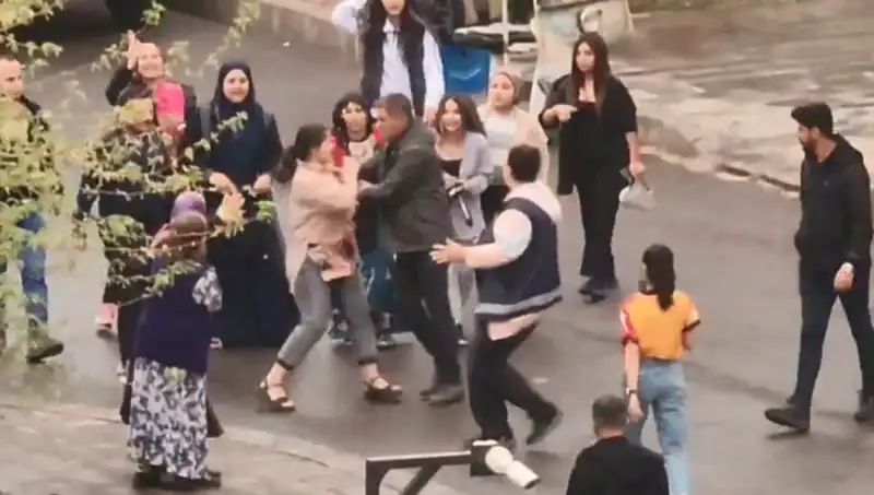 Adliye Önünde Tekmeli Yumruklu Kavga: Gerilim Dolu Anlar