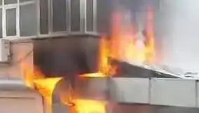 İstanbul'da Kafede Çıkan Yangın Panik Yarattı, Alevlere Müdahale Devam Ediyor