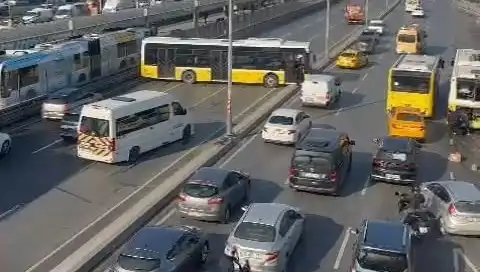 İETT Otobüsü İki Araca Çarparak Trafiği Felç Etti