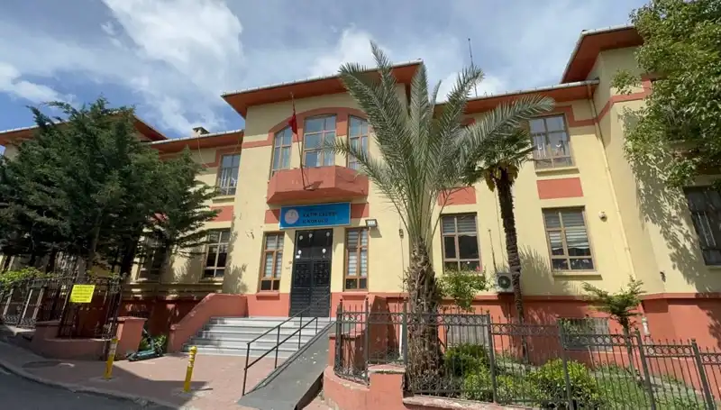 Depremde Hasar Gören Okullar Boşaltıldı: Eğitimde Yeni Tehlike