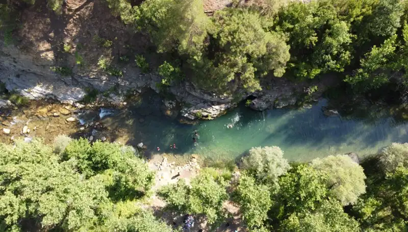 Adana'da Nem Sıcakları Bastırdı, Yaylacılar Doğal Sularda Serinlemeyi Tercih Etti