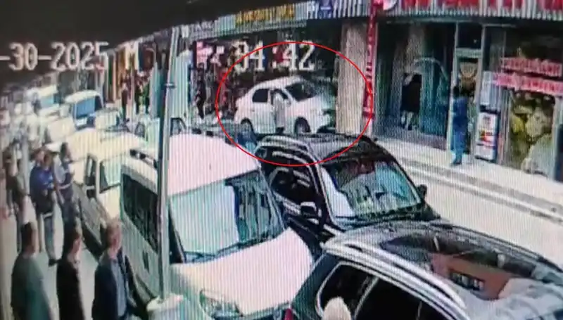 Alkollü Sürücü, Mağazaya Daldı: Çocuklar Son Anda Kurtuldu!