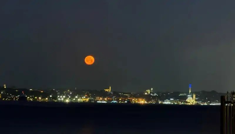 İstanbul'da Çilek Dolunayı: Büyüleyici Manzaralar Şehri Sarhoş Etti