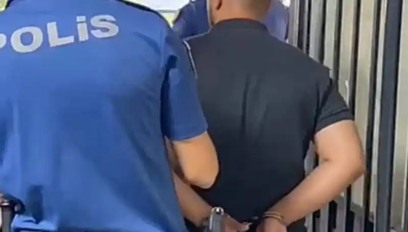 İzmir'de Polis Memurlarına Saldıran Şahıs Yakalandı