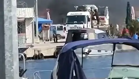 Tuzla'da Balıkçı Barınağında Korkutan Lastik Yangını: Yangın Kontrol Altına Alındı