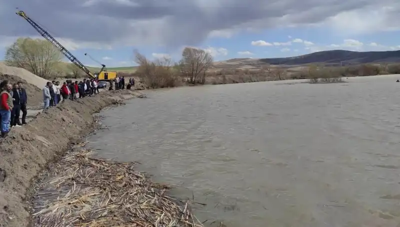 17 Yaşındaki Genç, Kızılırmak Nehri'nde Kayboldu: Aile ve Arama Çalışmaları Seferber Oldu