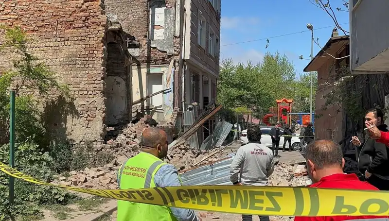 Depremde Fatih’te Gözlerimizi Dolduran Bir Bina Çöküşü
