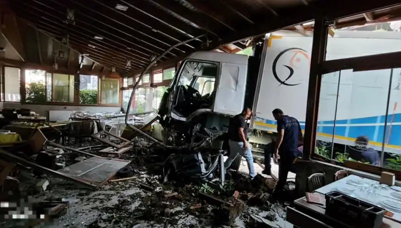 Freni Boşalan Kamyon, Restoranın Kapısını Çiğneyerek İçeri Girdi!