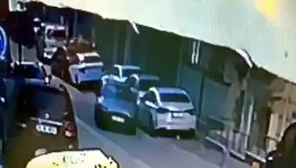Esenyurt'ta Gece Yarısı Otomobil Kazası: İki Araç Hasar Gördü, Sürücü Kaçtı
