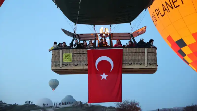 Kapadokya'da Bayraklarla Dolu Balonlar 23 Nisan Coşkusunu Gökyüzüne Taşıdı