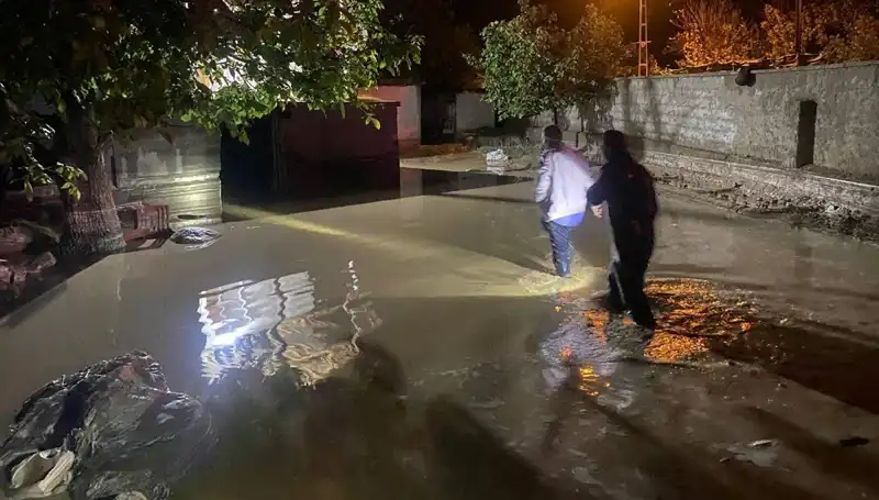 20 Dakikada Yağmur Fırtınası: Şehirde Sel Felaketi ve Ev Çökmeleriyle Sonuçlandı