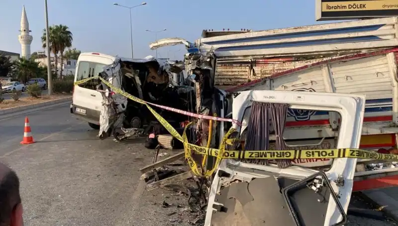 Mersin'de Tatil Yolunda Korkunç Kaza: İki Can Gitti, 10 Yaralı