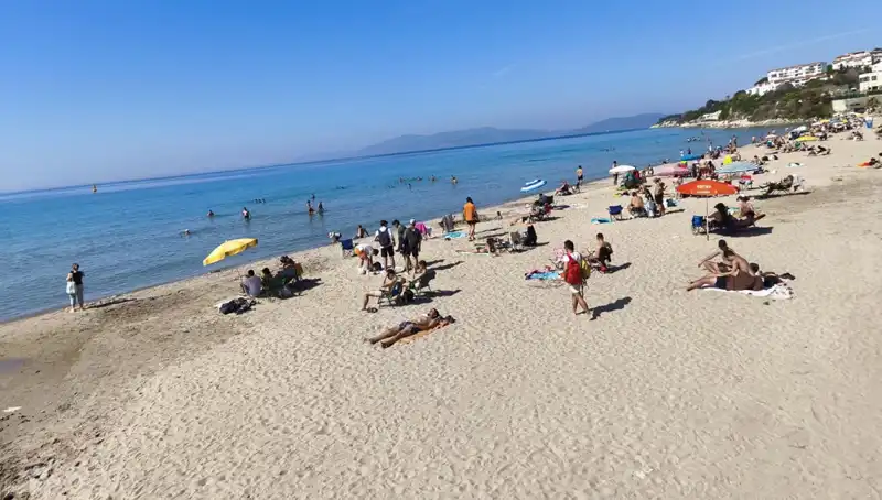Şehir Sıcaklık Rekoru Kırdı: Plajlar Fırtına Gibi Doldu!