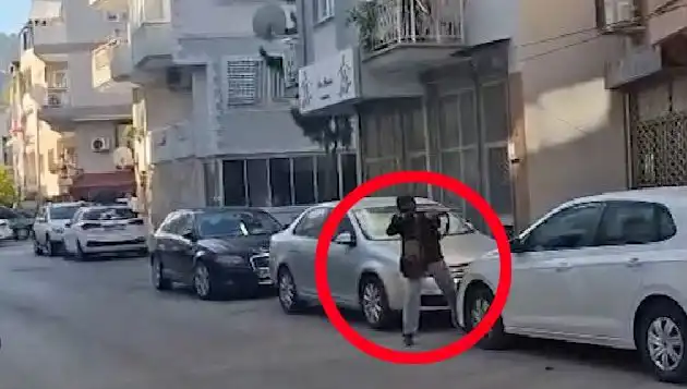 İzmir'de Çatışma Anları: Saldırganla Aniden Göz Dolu Bir Mücadele