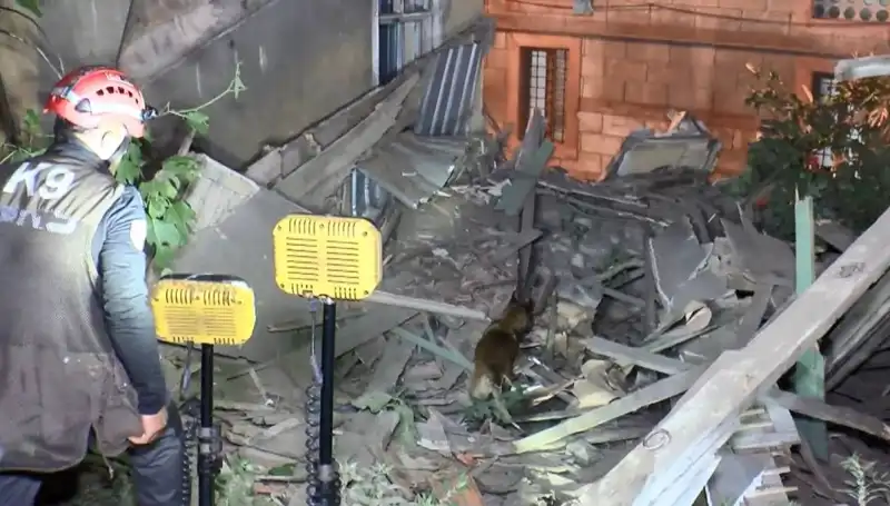 İstanbul'da Şok Edici Olay: Deprem Sonrası Binalardan Biri Çöktü