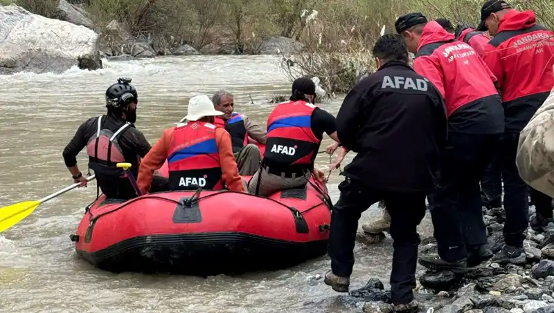 Zap Suyu’nda mahsur kalan 4 kişi, güvenle kurtarıldı!