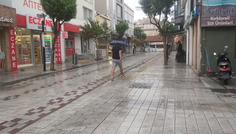 Kırklareli'de Beklenmedik Sağanak Yağış Hayatı Olumsuz Etkiledi