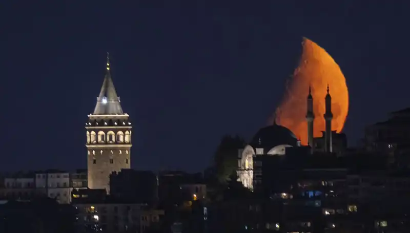 İstanbul'un Gökyüzünde Yarım Ayın Büyüleyici Dansı
